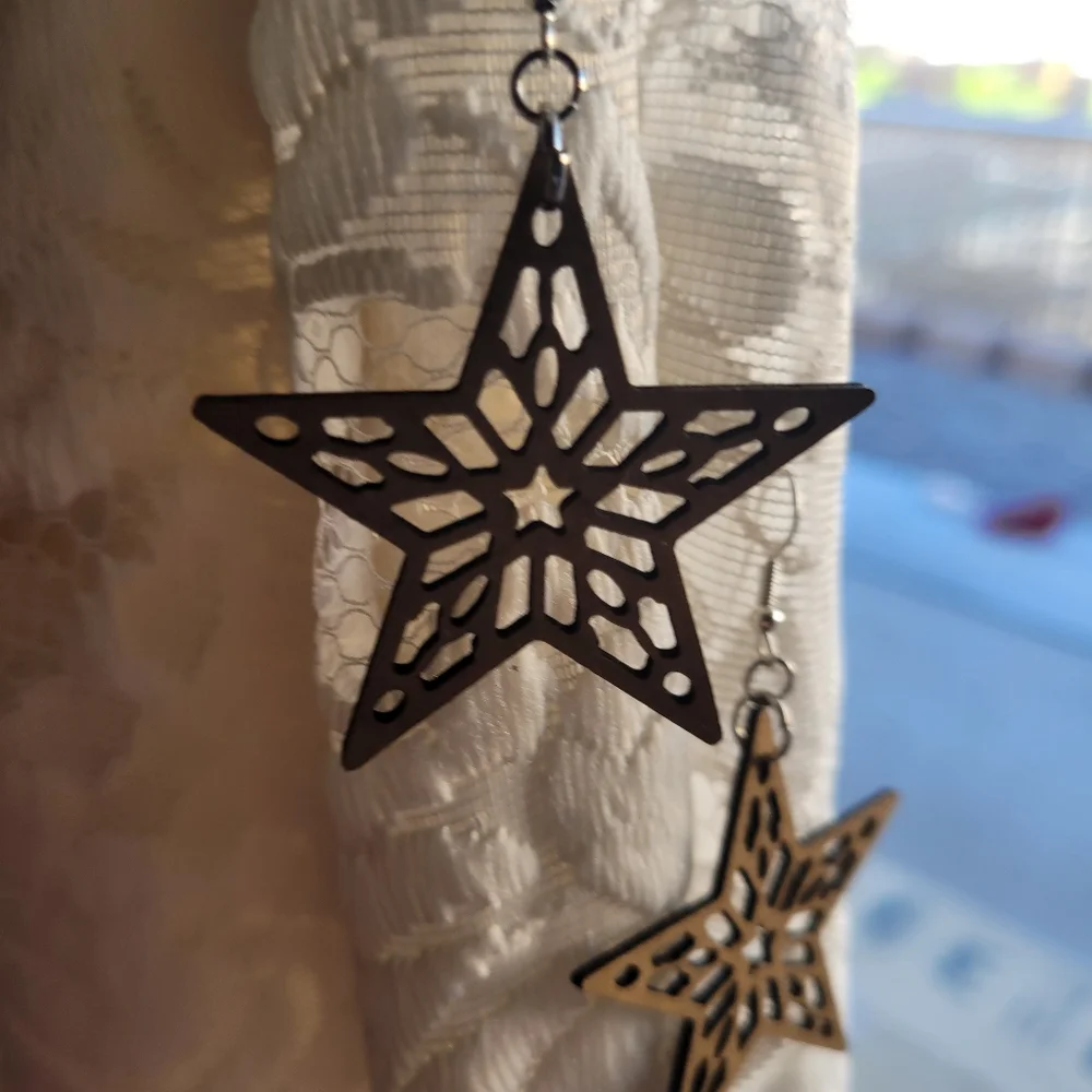 Silver Filigree Star Earrings with Intricate Design - Picture 3 of 3
